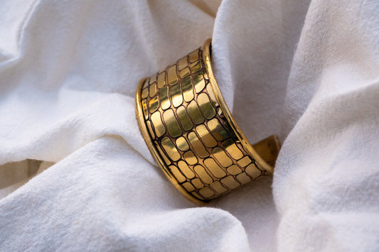 Messingarmreif mit Schlangenmuster