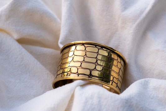 Messingarmreif mit Schlangenmuster