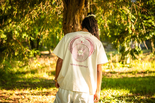 Aira Tee – Oversize Unisex T-Shirt mit Rückenstickerei