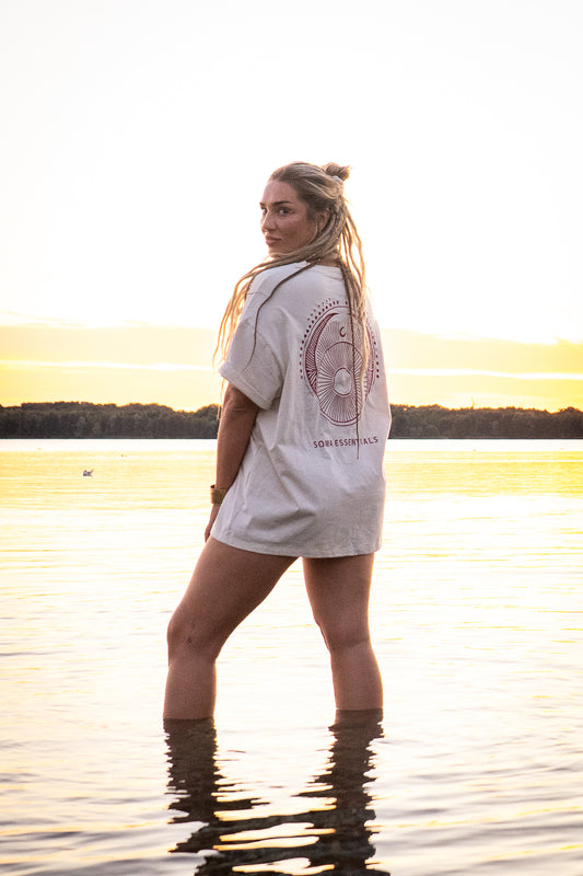 Aira Tee – Oversize Unisex T-Shirt mit Rückenstickerei