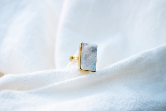 Messingring mit Mondstein – Intuition & Balance