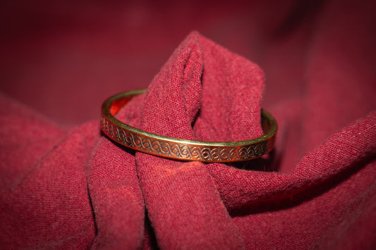 Schmaler Messingarmreif mit Muster